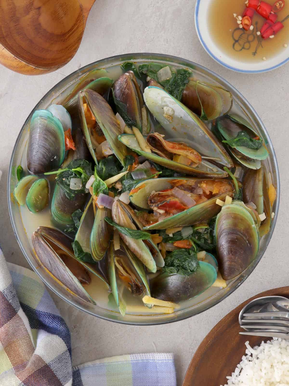 Sinabawang Tahong in a a glass bowl.